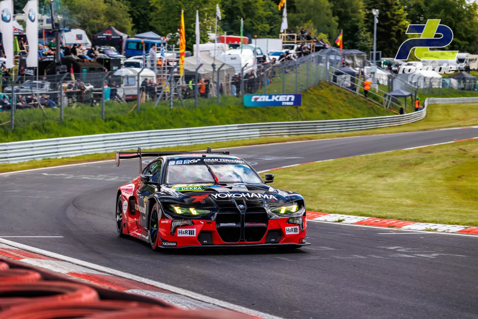 BMW M4 GT3 in rot-schwarzer Lackierung auf der Nordschleife während des Qualifyings zu den 24h Nürburgring.