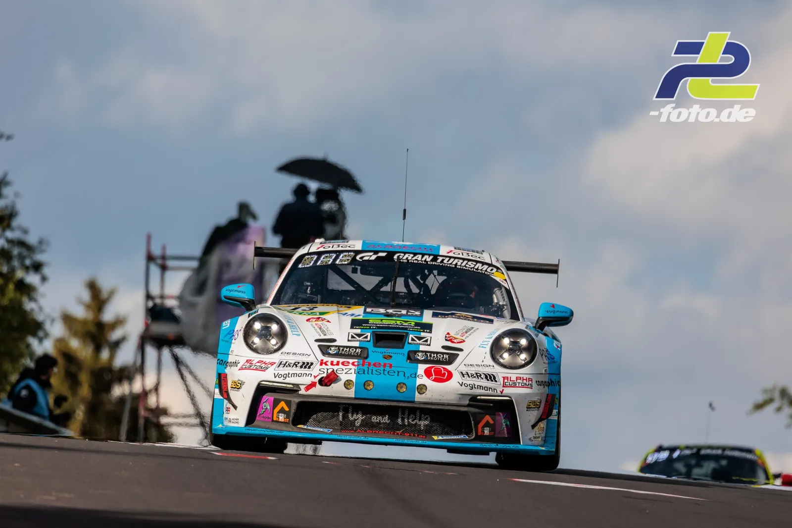 Porsche 911 GT3 Cup (992) in weiss-türkis bei einer Kuppe auf der Nordschleife beim ADAC RAVENOL 24h Nürburgring 2026.
