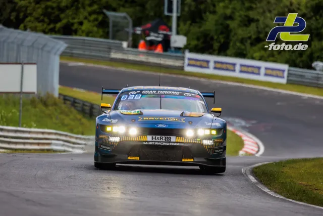 Ford Mustang GT3 des Haupt Racing Teams auf der Nordschleife während der 24h Nürburgring, Frontansicht bei nassen Bedingungen.