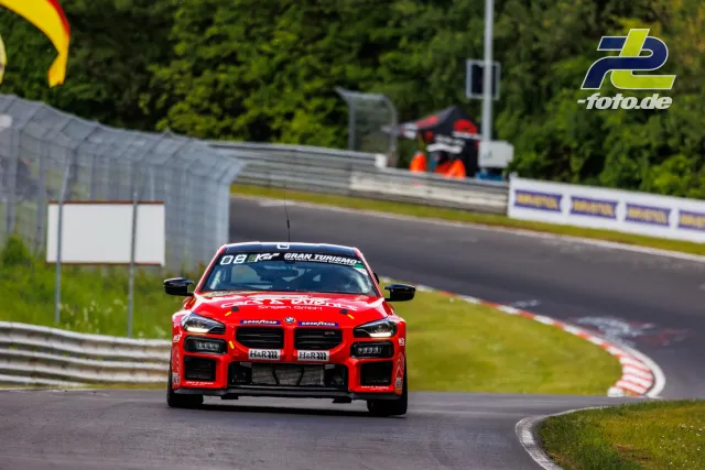 Roter BMW auf der Nordschleife des Nürburgrings während des ersten Qualifyings zum ADAC RAVENOL 24h Rennen 2026.