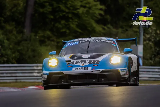 Porsche 911 GT3 R mit eingeschalteten Scheinwerfern auf der Nordschleife beim 24h-Rennen Nürburgring