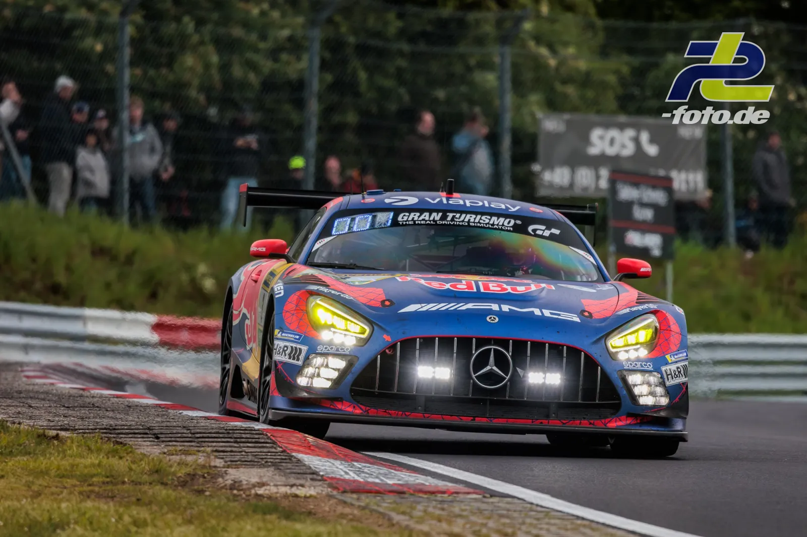 Mercedes-AMG GT3 in Red Bull-Lackierung im Renneinsatz auf der Nordschleife beim 24h-Rennen am Nürburgring.