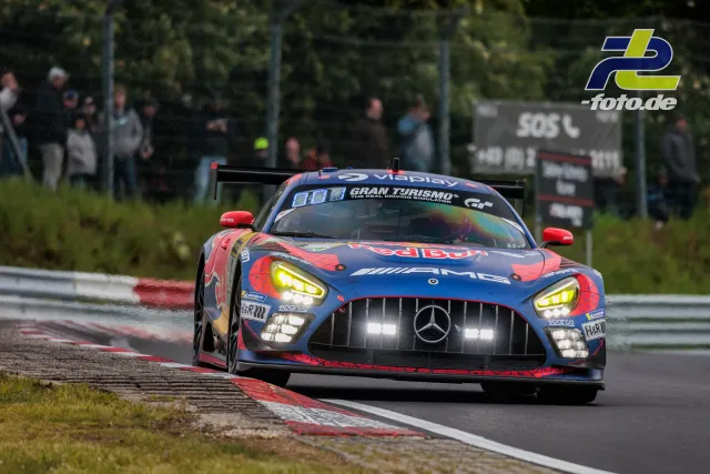 Mercedes-AMG GT3 in Red Bull-Lackierung im Renneinsatz auf der Nordschleife beim 24h-Rennen am Nürburgring.