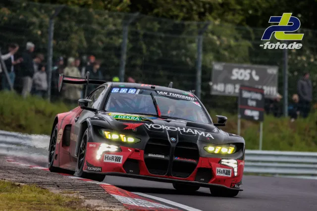 BMW M4 GT3 in rot-schwarz auf der Nürburgring-Nordschleife während des 24-Stunden-Rennens