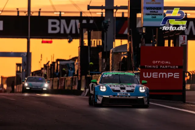 Porsche 911 GT3 Cup (992) #904 in der Boxengasse bei Sonnenuntergang während des 24h-Rennens am Nürburgring