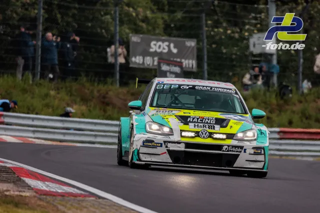 VW Rennwagen in türkis-gelber Lackierung auf der Nordschleife während des 24h-Rennens