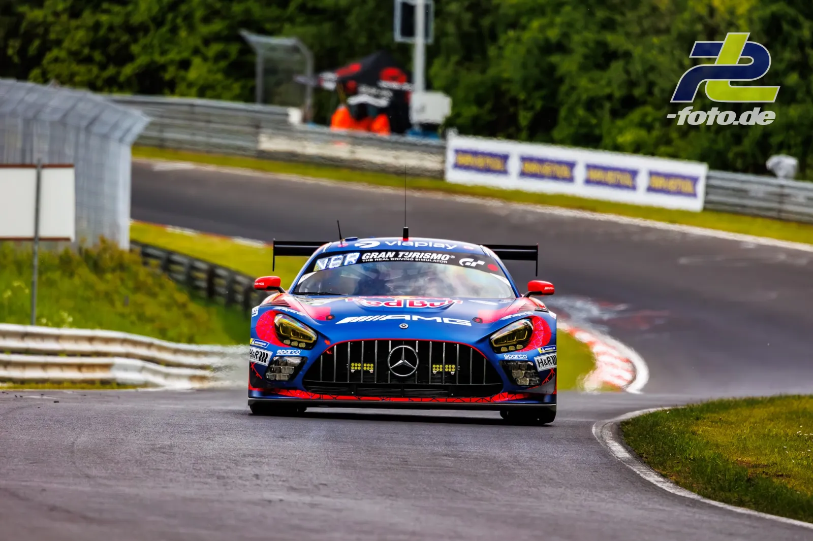 Mercedes-AMG GT3 auf nasser Nordschleife, verfolgt von einem weiteren Fahrzeug, während des Qualifyings zum 24h-Rennen Nürburgring.