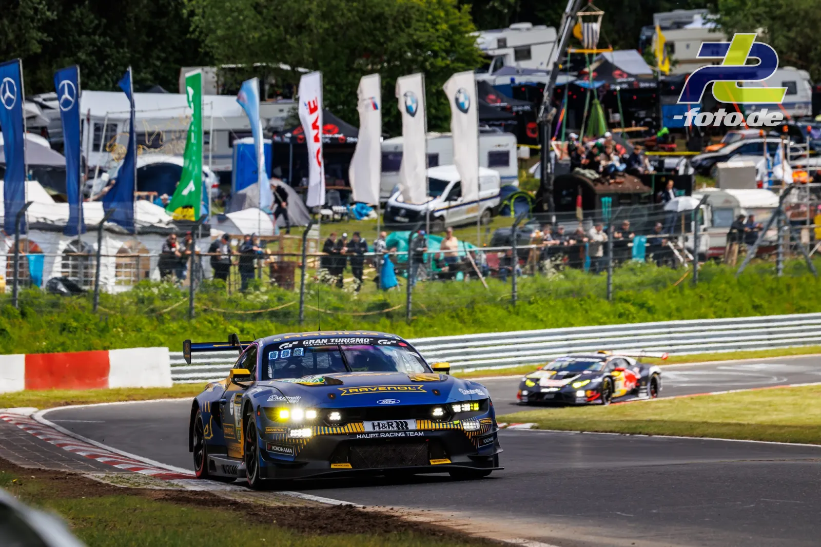 Ford Mustang GT3 vor einem verfolgenden GT3-Fahrzeug auf der Nordschleife beim 24h-Rennen Nürburgring.