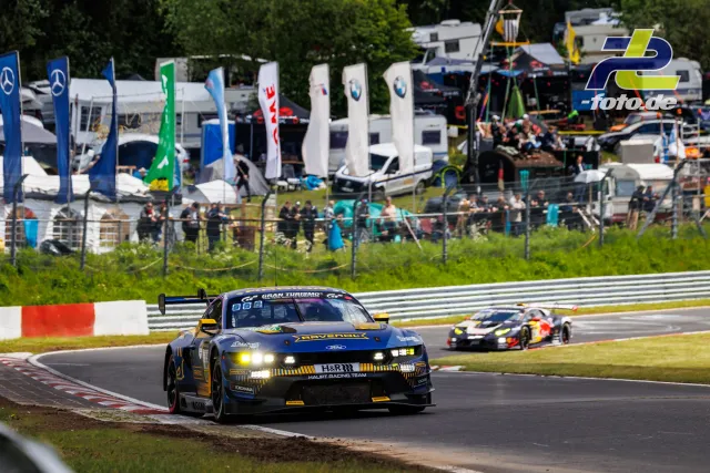Ford Mustang GT3 vor einem verfolgenden GT3-Fahrzeug auf der Nordschleife beim 24h-Rennen Nürburgring.