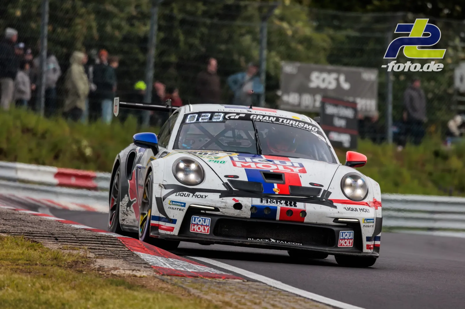 Porsche 911 GT3 R mit Startnummer 902 in Fahrt auf der Nordschleife während des 24h-Rennens.