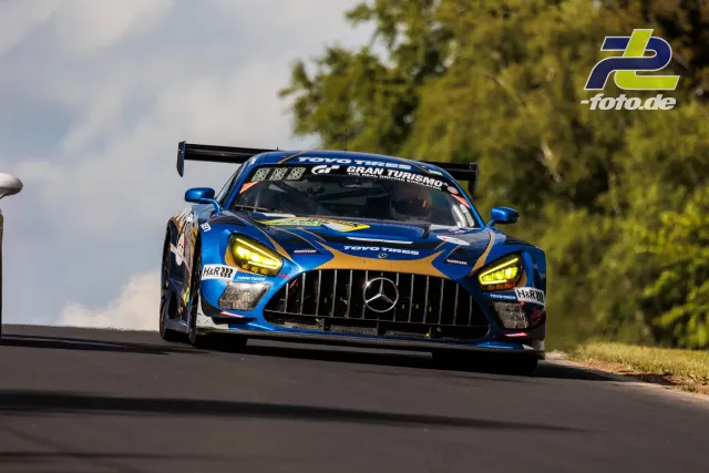 Mercedes-AMG GT3 #32 von Toyo Tires with Ring Racing in blauer Lackierung während des 24h-Rennens am Nürburgring in frontaler Perspektive.