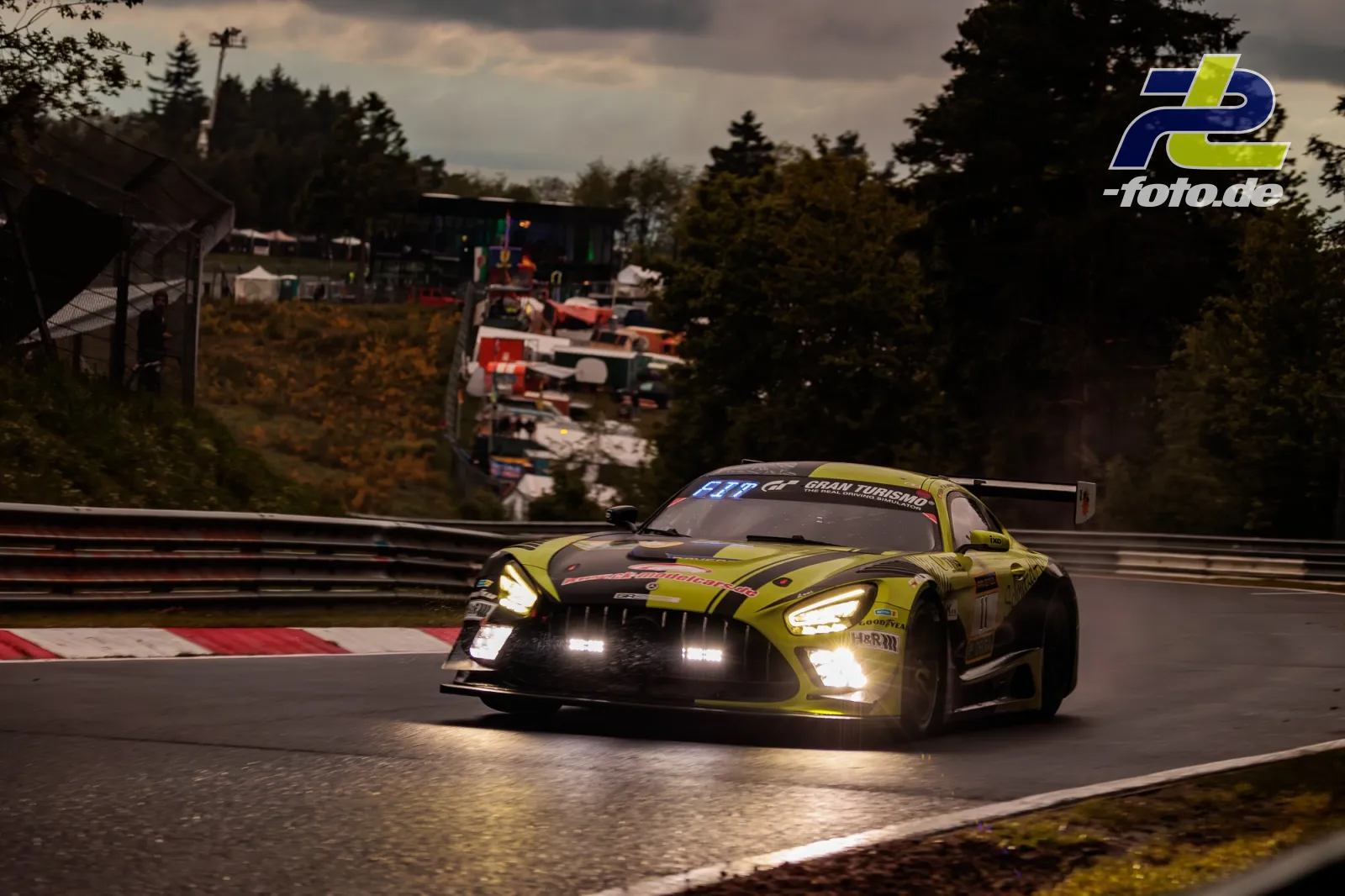 Mercedes-AMG GT3 #11 von Schnitzelalm Racing in Kurve bei Dämmerung auf dem Nürburgring, Qualifying zum 24h-Rennen