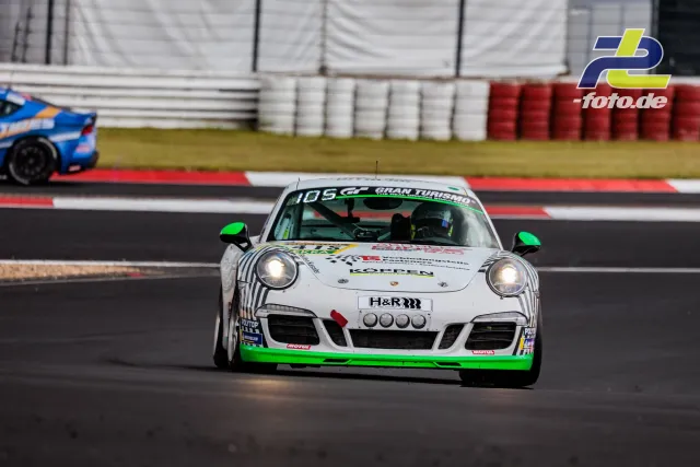 Weißer Porsche 911 mit Startnummer 415 und grünen Akzenten in Kurve beim Qualifying zum 24h-Rennen Nürburgring
