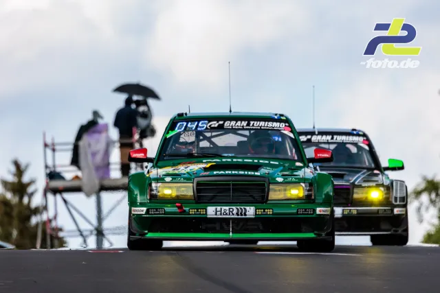 Zwei klassische Mercedes-AMG Rennwagen auf der Nordschleife beim 24h-Rennen Nürburgring mit eingeschaltetem Licht.