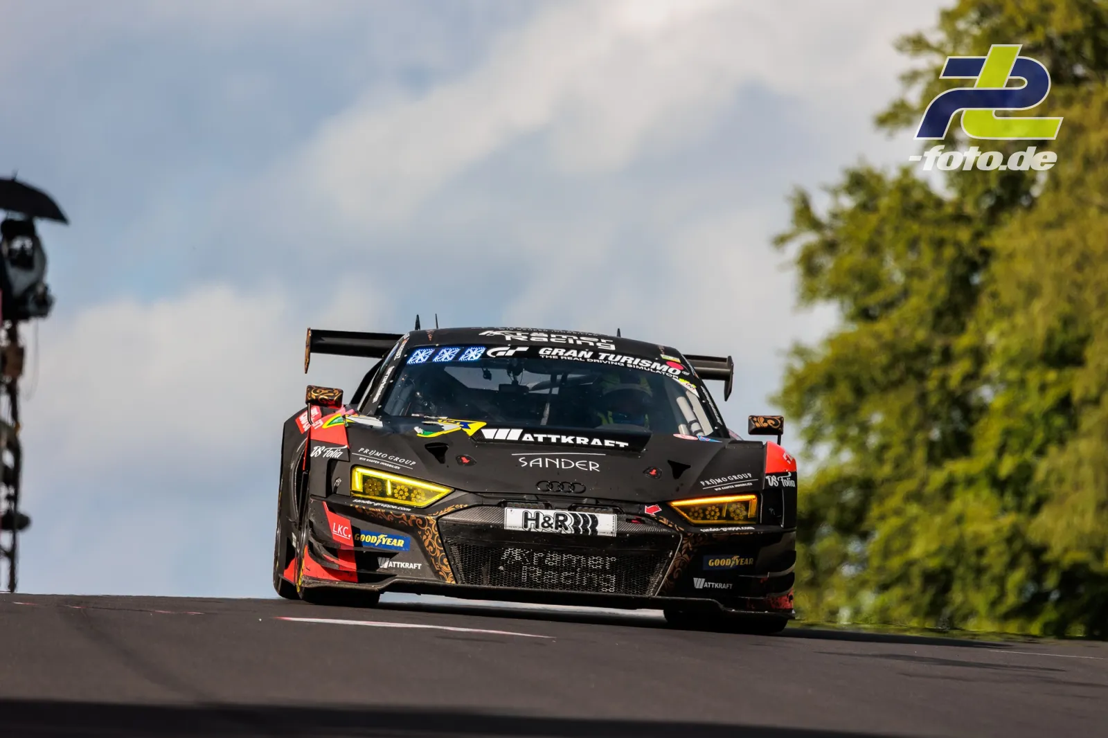 Audi R8 LMS GT3 evo II #33 von KKrämer Racing auf der Kuppe der Nürburgring-Nordschleife beim 24h-Rennen 2026