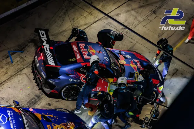 Mercedes-AMG GT3 mit Red Bull-Lackierung beim Boxenstopp während des 24h-Rennens am Nürburgring, Vogelperspektive.