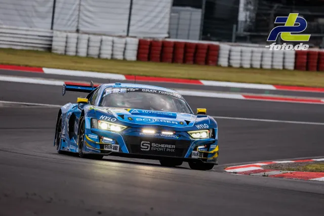 Audi R8 LMS GT3 in blauer Lackierung mit gelben Akzenten auf der Nordschleife während des Qualifyings zu den 24h Nürburgring.