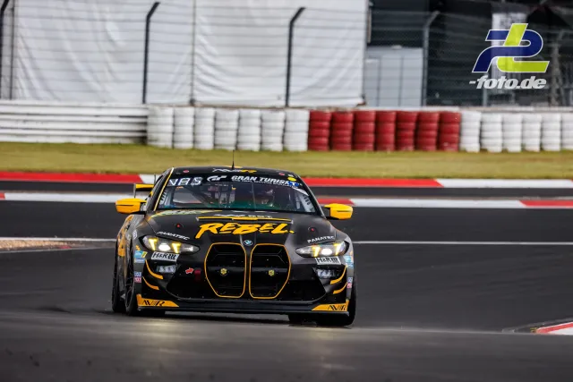 BMW M4 GT4 mit schwarzer Rebel-Lackierung auf der Nordschleife während des Qualifyings zum 24h-Rennen