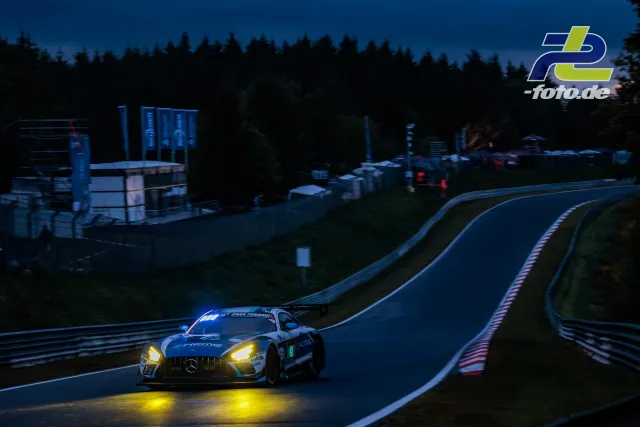 Mercedes-AMG GT3 mit Startnummer 47 in der Dämmerung auf der Nordschleife während des Qualifyings zum 24h-Rennen Nürburgring.