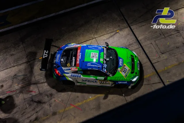 Audi TTs von oben in der Boxengasse während des 24h-Rennens am Nürburgring, blau-grüne Lackierung mit zahlreichen Sponsoren.