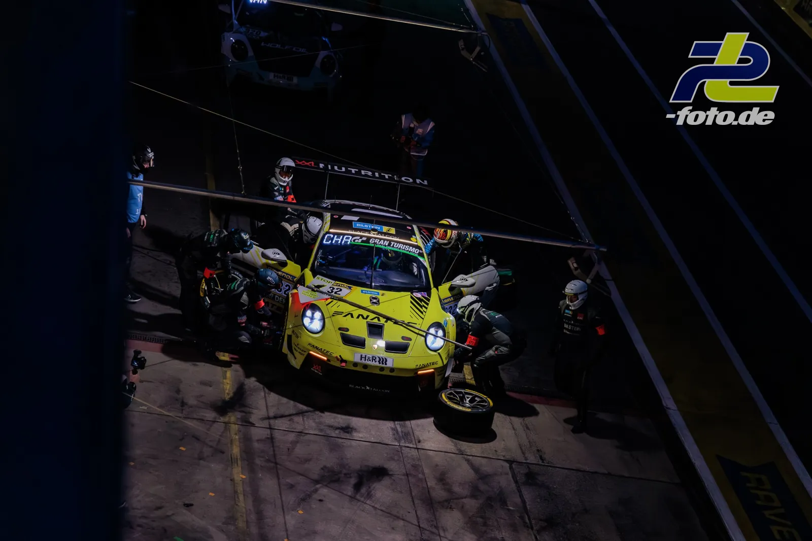 Porsche 911 GT3 Cup bei nächtlichem Boxenstopp mit Reifenwechsel während des 24h-Rennens am Nürburgring.