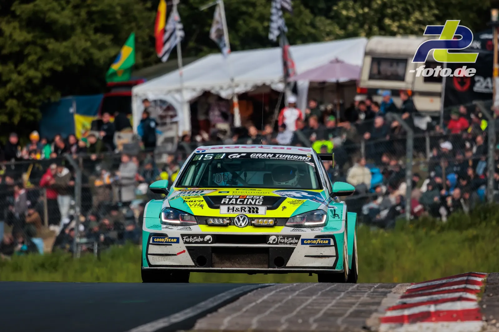 VW Golf 7 GTI TCR DSG #800 von asBest Racing in türkis-gelb-weißer Lackierung auf der Rennstrecke beim 24h-Rennen Nürburgring 2026.