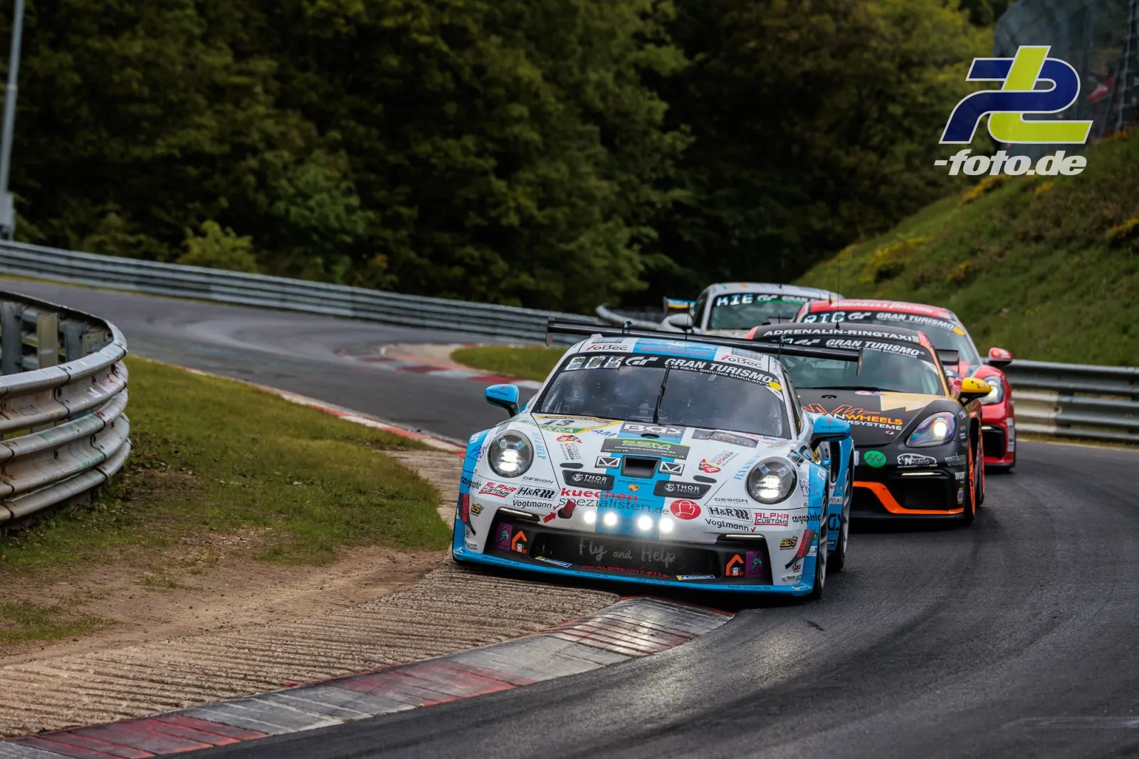 Porsche 911 GT3 Cup im Feld auf der Nordschleife beim 24h-Rennen, Randstein, Leitplanken, Waldkulisse
