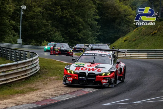BMW M4 GT3 mit ROWE-Lackierung führt eine Fahrzeuggruppe auf der Nordschleife an, 24h Nürburgring 2026.