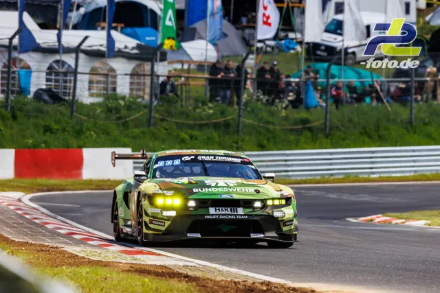Ford Mustang GT3 des Haupt Racing Teams in gelb-grüner Bundeswehr-Lackierung beim 24h-Rennen Qualifying auf dem Nürburgring.