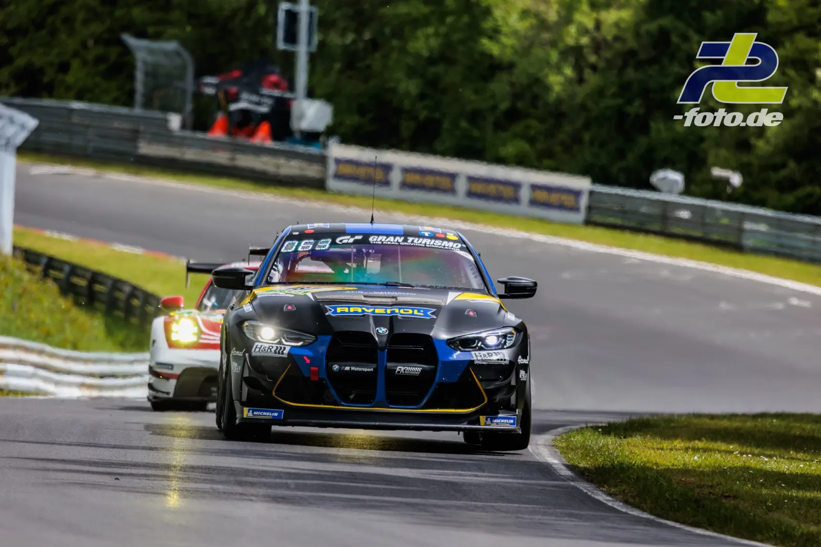 BMW M4 GT4 #187 von FK Performance Motorsport in der Kurve auf nasser Strecke beim Qualifying zum 24h-Rennen Nürburgring.