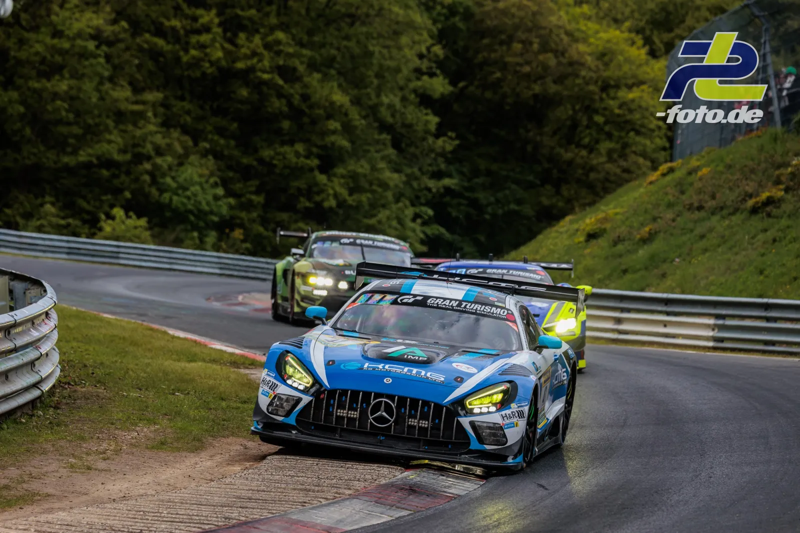 Mercedes-AMG GT3 #47 von KCMG in einer Kurve der Nordschleife beim 24h-Rennen Nürburgring, gefolgt von weiteren GT3-Fahrzeugen.