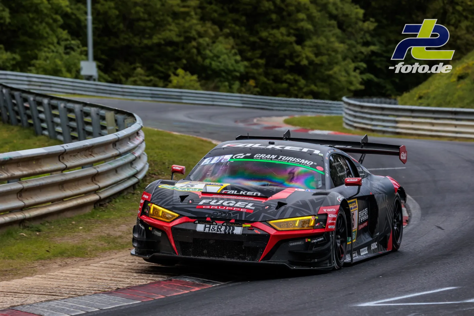 Audi R8 LMS GT3 evo II beim 24h-Rennen auf der Nürburgring Nordschleife in Kurve über Randstein