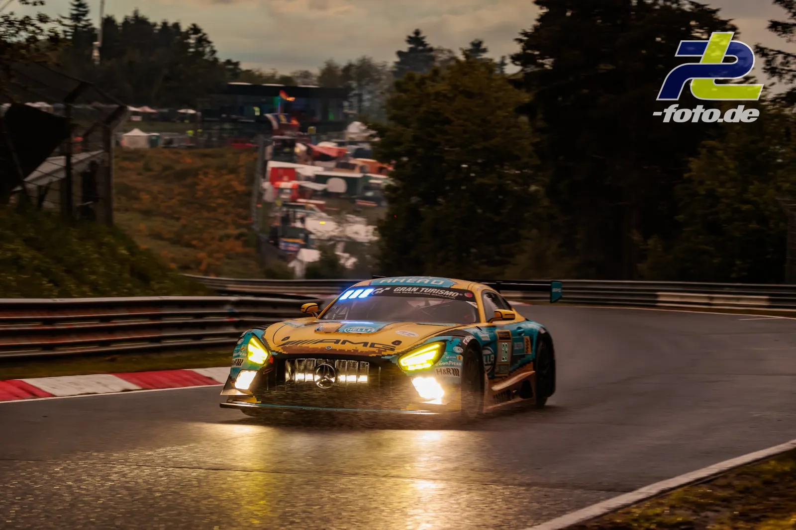Mercedes-AMG GT3 auf nasser Strecke bei der Nordschleife, Scheinwerfer eingeschaltet bei dämmrigen Bedingungen