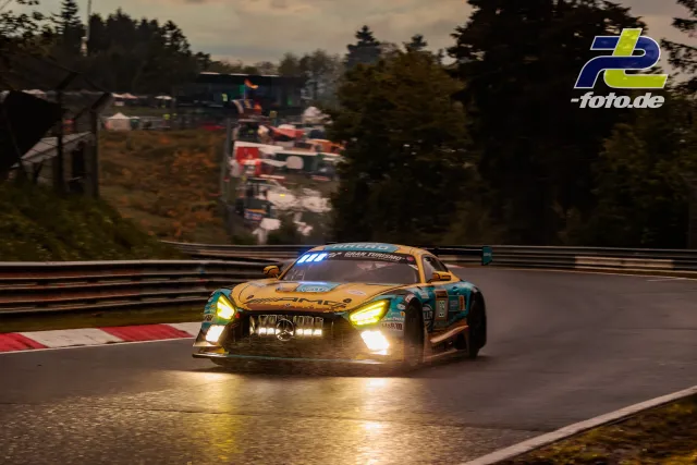 Mercedes-AMG GT3 auf nasser Strecke bei der Nordschleife, Scheinwerfer eingeschaltet bei dämmrigen Bedingungen