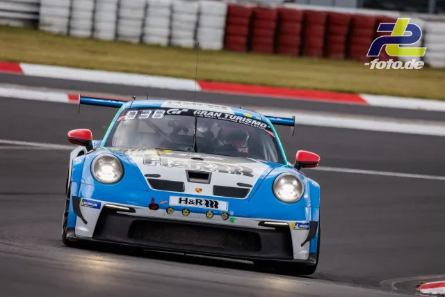 Porsche 911 GT3 R #918 in blau-weißer Lackierung mit roten Spiegeln während des Qualifyings auf dem Nürburgring.