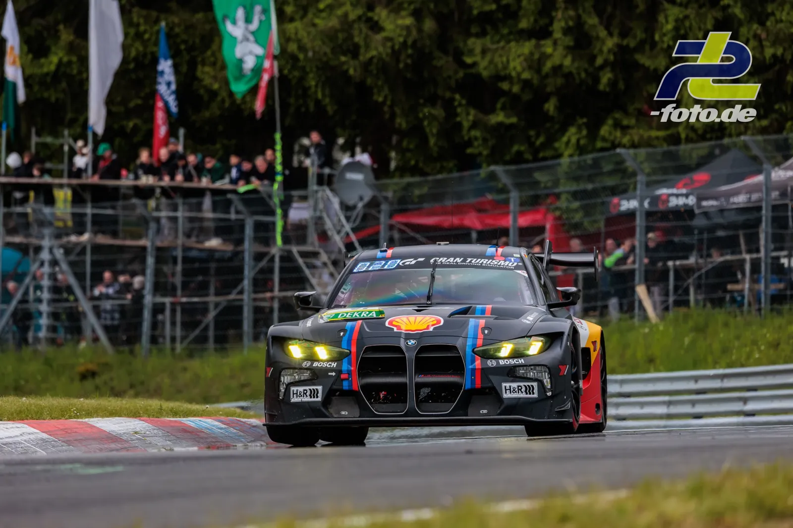 BMW M4 GT3 in dunkler Lackierung mit M-Streifen auf der Nordschleife während des 24h-Rennens am Nürburgring