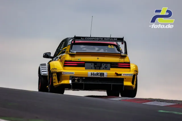 HWA EVO.R mit Startnummer 62 in Kuppenflug auf dem Nürburgring während des 24-Stunden-Rennens. Heckansicht.