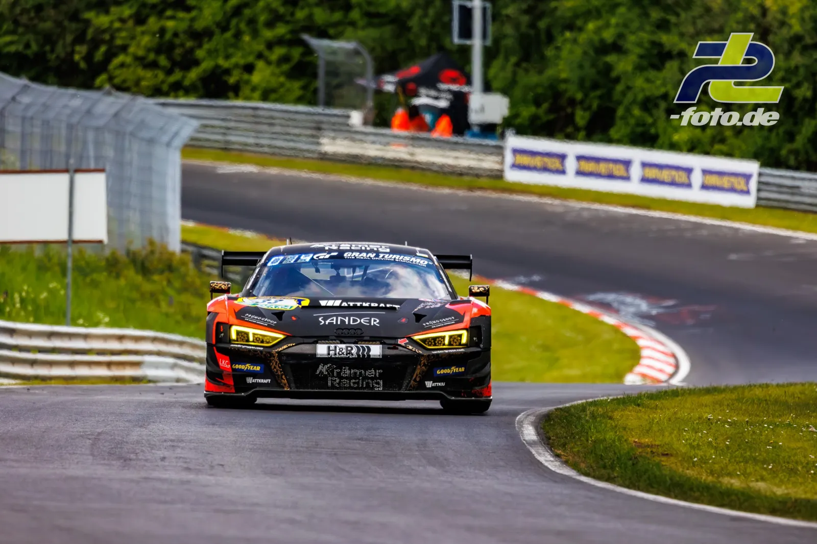 Audi R8 LMS GT3 evo II #33 von KKrämer Racing in Kurve während Qualifying zum ADAC RAVENOL 24h Nürburgring