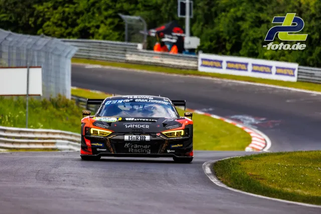 Audi R8 LMS GT3 in Schwarz-Orange mit Startnummer 33 beim Qualifying auf der Nordschleife, dahinter weiteres Fahrzeug im Hintergrund.
