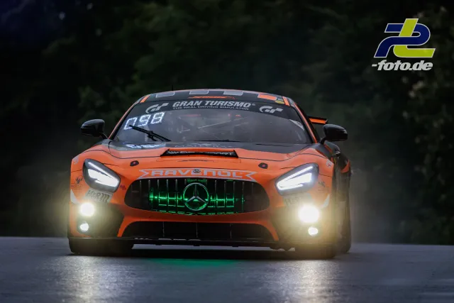 Mercedes-AMG GT4 #176 von PROsport racing in orange-schwarzer Lackierung während des Qualifyings zum 24h-Rennen Nürburgring 2026.