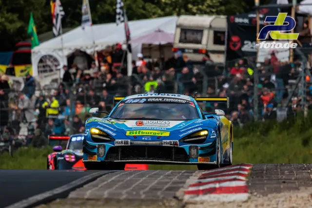 McLaren 720S GT3 in blau-gelb vor Zuschauern auf der Nordschleife beim 24h-Rennen Nürburgring