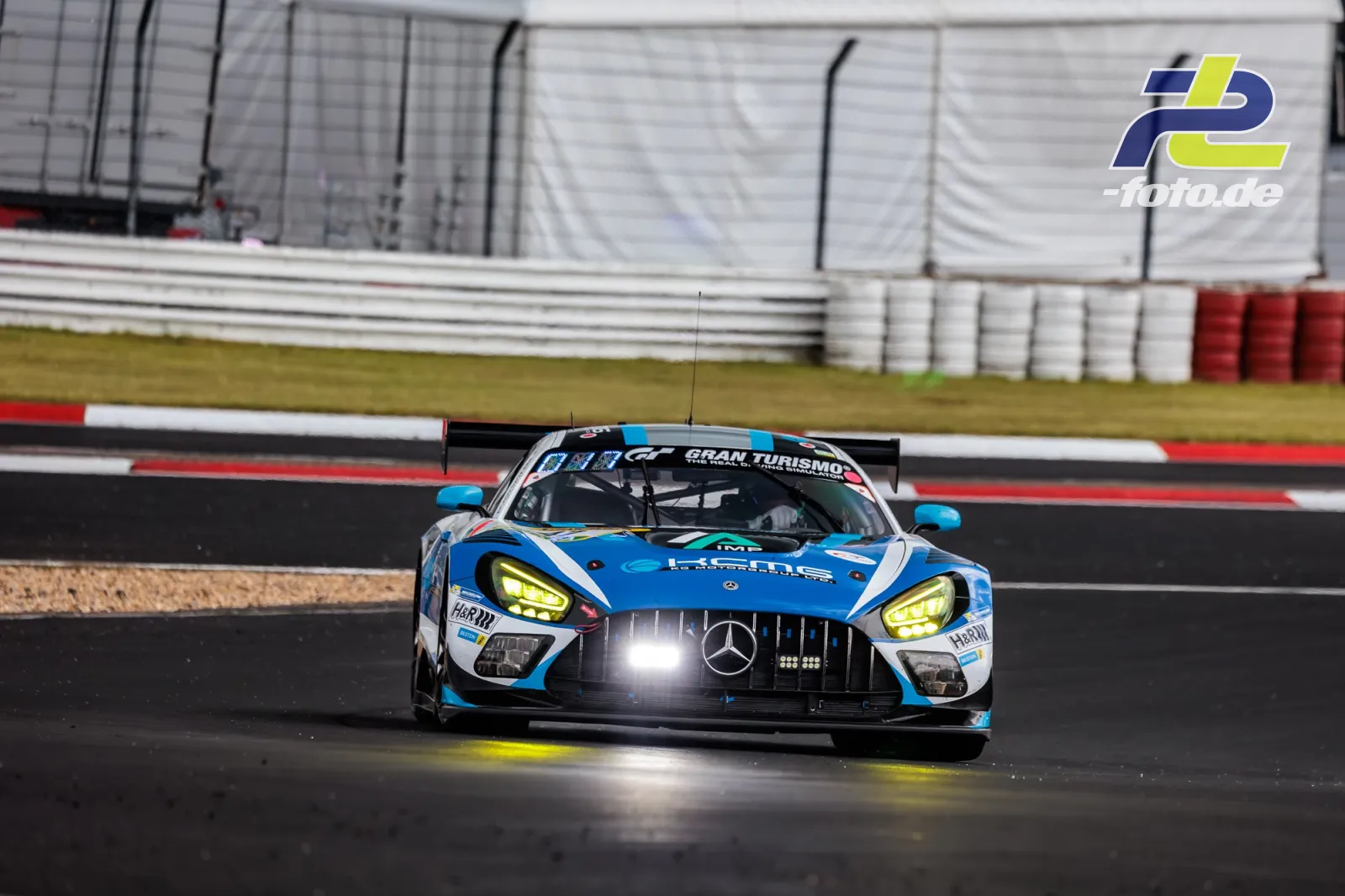 Mercedes-AMG GT3 Nr. 47 in blau-weißer Lackierung mit eingeschalteten gelben Scheinwerfern im Qualifying auf dem Nürburgring.