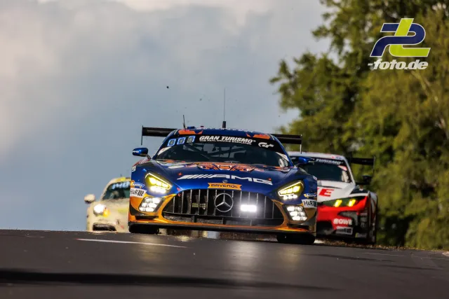 Mercedes-AMG GT3 in blau-orange-silberner Lackierung führt Feld auf nasser Strecke beim 24h-Rennen am Nürburgring an.