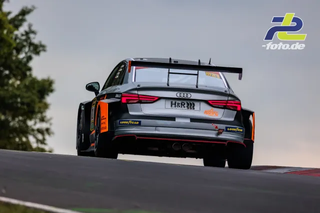 Audi TCR über Kuppe auf der Nordschleife beim 24h-Rennen Nürburgring, Heckansicht mit großem Heckspoiler