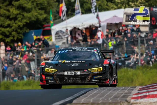 Audi R8 LMS GT3 evo II #33 von KKrämer Racing beim 24h-Rennen Nürburgring in Frontalansicht auf der Strecke vor zahlreichen Zuschauern.