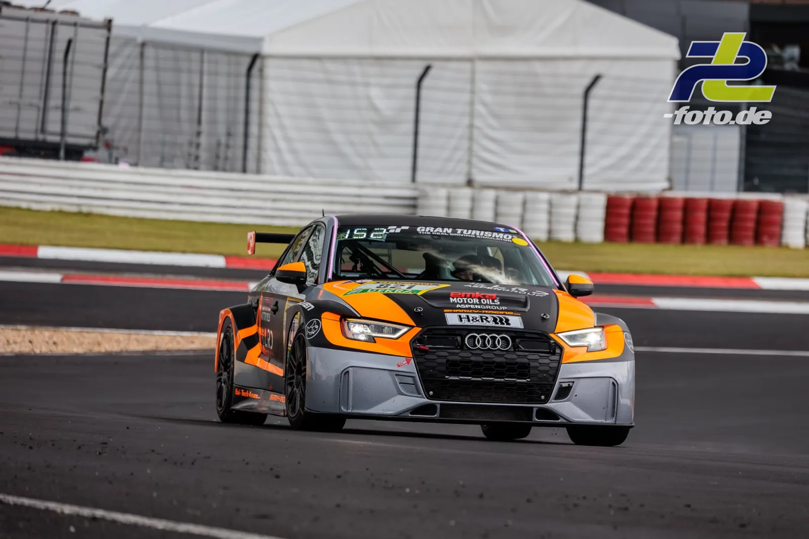 Audi RS3 LMS DSG Startnummer 821 beim Qualifying 1 zum ADAC RAVENOL 24h Nürburgring 2026 auf der Rennstrecke