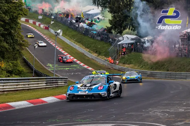 Mehrere GT3-Fahrzeuge in der Formationsrunde auf der Nordschleife, begeisterte Zuschauer mit Rauchfackeln am Streckenrand