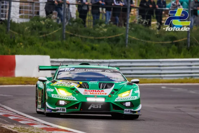Grüner Lamborghini Huracan GT3 mit Startnummer 130 im Qualifying zum 24h-Rennen Nürburgring auf der Nordschleife