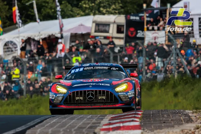 Mercedes-AMG GT3 in blau-roter Red Bull Lackierung auf der Nordschleife vor voller Tribüne beim 24h-Rennen Nürburgring.