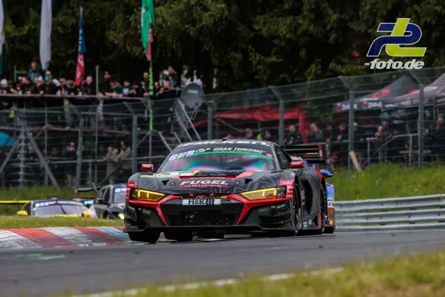Audi R8 LMS GT3 in schwarzer Lackierung mit roten Akzenten auf der Nordschleife während des 24h-Rennens.